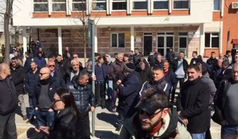 EDHE NË KUKËS PROTESTË KUNDËR RRITJES SË ÇMIMEVE/ Qytetarët marshojnë drejt shëtitores