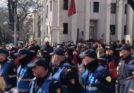 “O SOT, O KURRË”/ Qytetarët bllokojnë kryqëzimin e “Myslym Shyrit”, ndërhyjnë efektivët e policisë (PAMJET)
