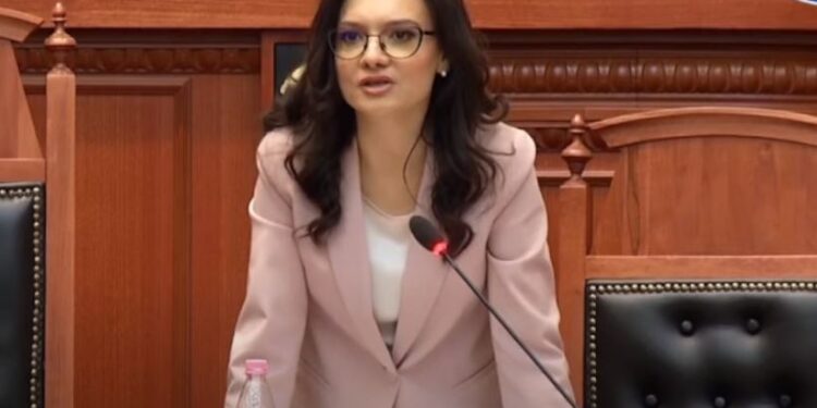REPLIKAT/ Berisha: Ku është ajo ministrja që bën garë me Spiropalin. Ministrja: Koha e Sulltanatit tënd ka mbaruar Sali