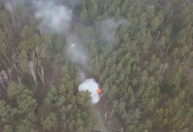 LUFTIME TË ASHPRA/ Shpërthime dhe betejë “dhëmbë më dhëmbë” në pyjet ukrainase pranë Kievit (VIDEO)