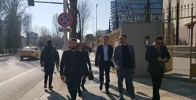 PAMJET/ Komisioni i Rithemelimit mbërrin në selinë e PD-së, përfaqësuesit e “Foltores” hyjnë…