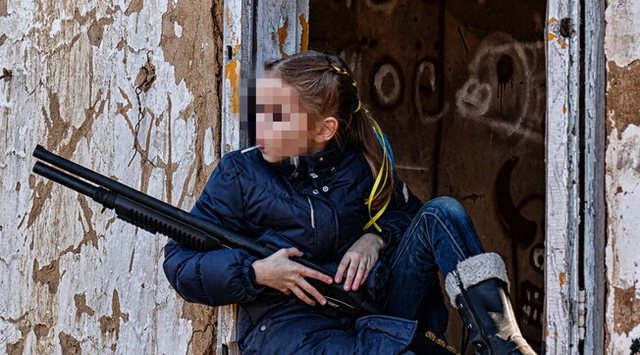 ARMËN NË KRAH DHE LËPIRËSEN NË GOJË/ Babai poston foton e vajzës në rrënoja, ish presidenti i KE: Ju lutemi mos i tregoni asaj…