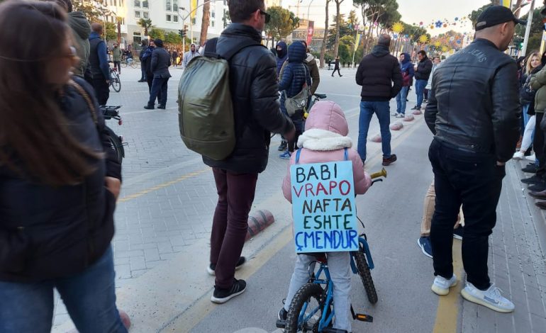 FOTOLAJM/ Një vajzë e vogël në protestë me biçikletë: Babi vrapo, nafta është çmendur