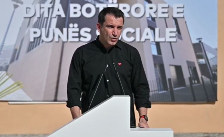 TAKIM ME PUNONJËSIT SOCIALË/ Veliaj: Paketa e Rezistencës mbron pjesën më vulnerabël të shoqërisë, ata që protestojnë…