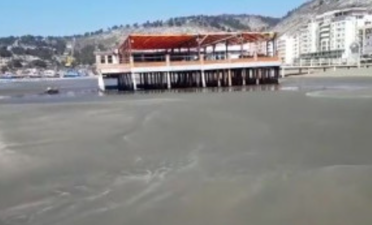 VIDEOLAJM/ Fenomeni i rrallë në Shëngjin, deti “tërhiqet” me disa metra. Shikoni çfarë kanë dalë në sipërfaqe