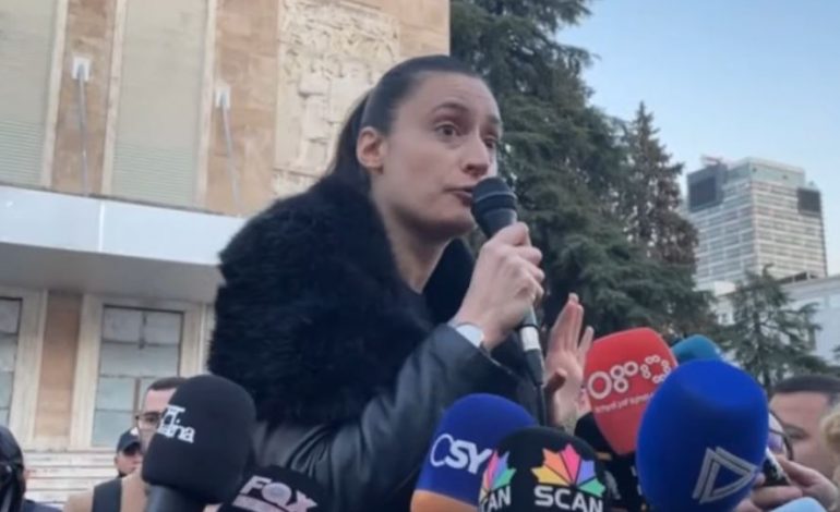 “JU FUNDËRRINA”/ Protesta kundër rritjes së çmimeve, aktivistja shpërthen ndaj qeverisë: Kemi 30-vjet pa të drejta
