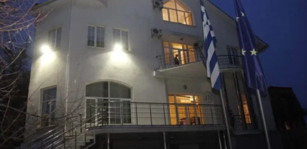 LUFTA/ Sulmohet Konsullata e Greqisë në Mariupol, raportohen 12 persona të vdekur