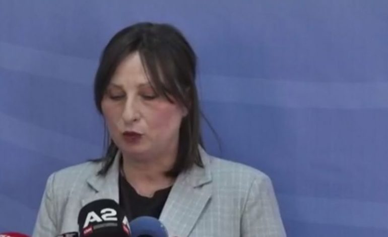 TRE VATRA TË GRIPIT TË SHPENDËVE/ Zv.ministrja e Bujqësisë zbulon zonat karantinë