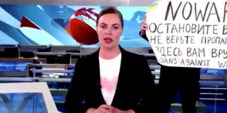 LUFTA/ Protestoi LIVE në televizion kundër pushtimit të Ukrainës, ja çfarë ka ndodhur me gazetaren ruse