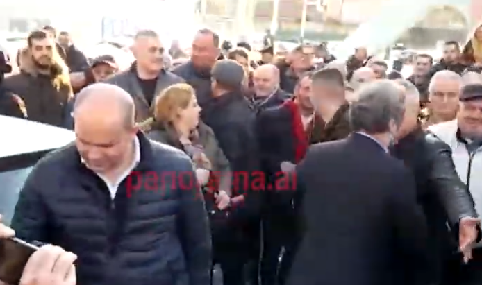 NDODH NË SHKODËR/ Demokratët festojnë me shampanjë dhe vuvuzela fitoren e kryebashkiakut të ri!
