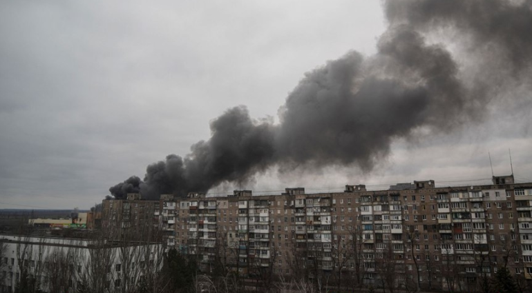 LUFTA/ Ushtarët ukrainas nisin evakuimin në qytetin e bombarduar të Mariupol