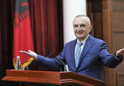 FESTA E MËSUESIT/ Meta poston FOTON dhe uron 7 Marsin: Suksese në misionin fisnik të përçimit të dijes