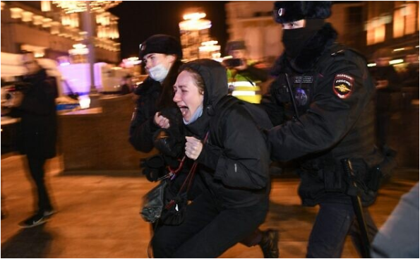 PUTIN NDËSHKON QYTETARËT/ Arreston më shumë se 13 mijë rusë që protestuan kundër pushtimit të Ukrainës