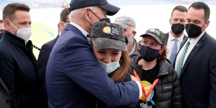 PAS TAKIMEVE ZYRTARE/ Biden takohet me refugjatët ukrainas që janë strehuar në Poloni (FOTOT)