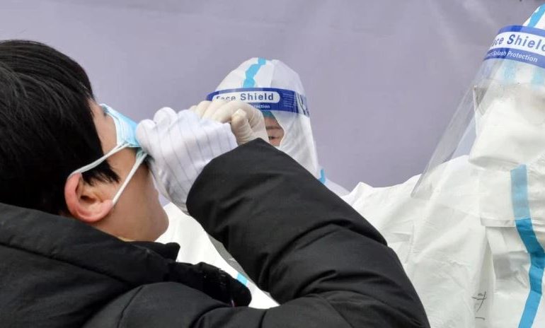 KINA I RIKTHEHET SËRISH IZOLIMIT/ Po përballet me valën më të rëndë të pandemisë prej 2020-ës