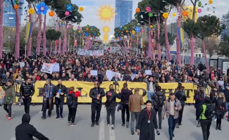 DITA E GJASHTË E PROTESTËS/ Qytetarët kundër rritjes së çmimeve, marshojnë drejt Kryeministrisë
