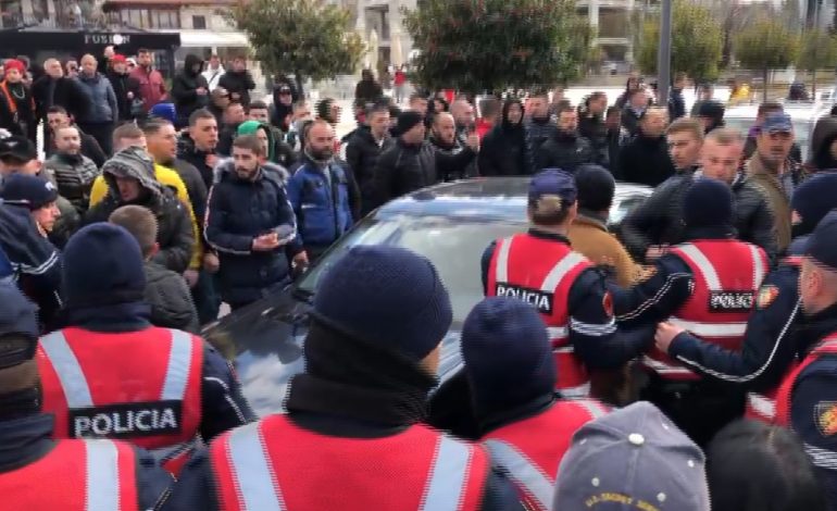 PROTESTA PËR ÇMIMET/ Bllokuan rrugën, ja si e pësuan 10 qytetarë në Korçë