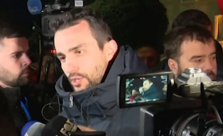 PROTESTA VAZHDON/ Aktivisti Adriatik Lapaj thirrje policisë: Nuk zgjidhet çështja me dhunë, t’i thërrasin mendjes