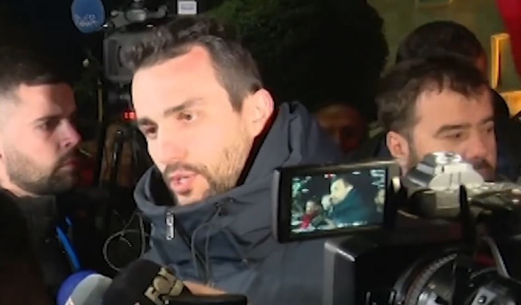 PROTESTA VAZHDON/ Aktivisti Adriatik Lapaj thirrje policisë: Nuk zgjidhet çështja me dhunë, t’i thërrasin mendjes