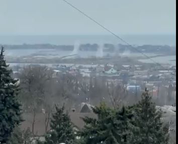 DALIN PAMJET/ Momenti kur helikopterët rusë qëllojnë në qytetin port të Mariupolit