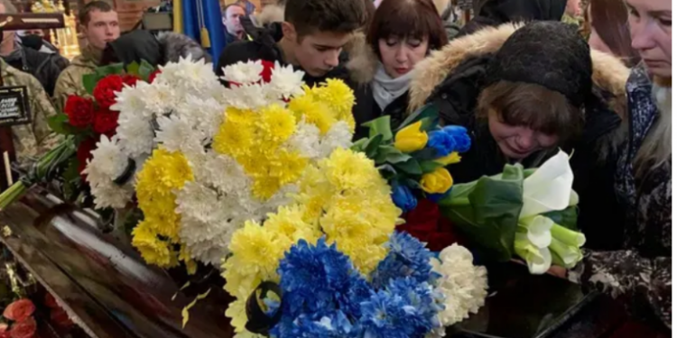 ALARMI PËR SULM AJROR/ Të afërmit braktisin funeralin e 4 të vdekurve në Ukrainë