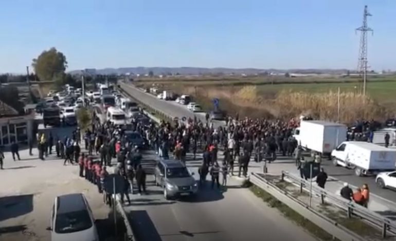 PROTESTA NË FIER, BERAT E LUSHNJE/ Procedohen 18 qytetarë, bllokuan aksin rrugor