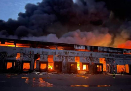 SULMET ME RAKETA/ Rusia godet magazinën e ushqimeve në Kiev, godina në flakë