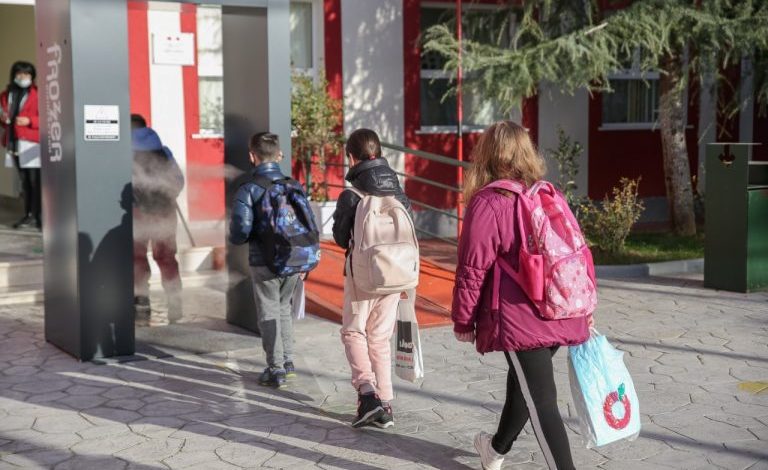 QEVERIA MERR VENDIMIN/ Nxjerr mësuesit në fundjavë në punë: Pasnesër dhe 2 të shtuna të tjera do të…