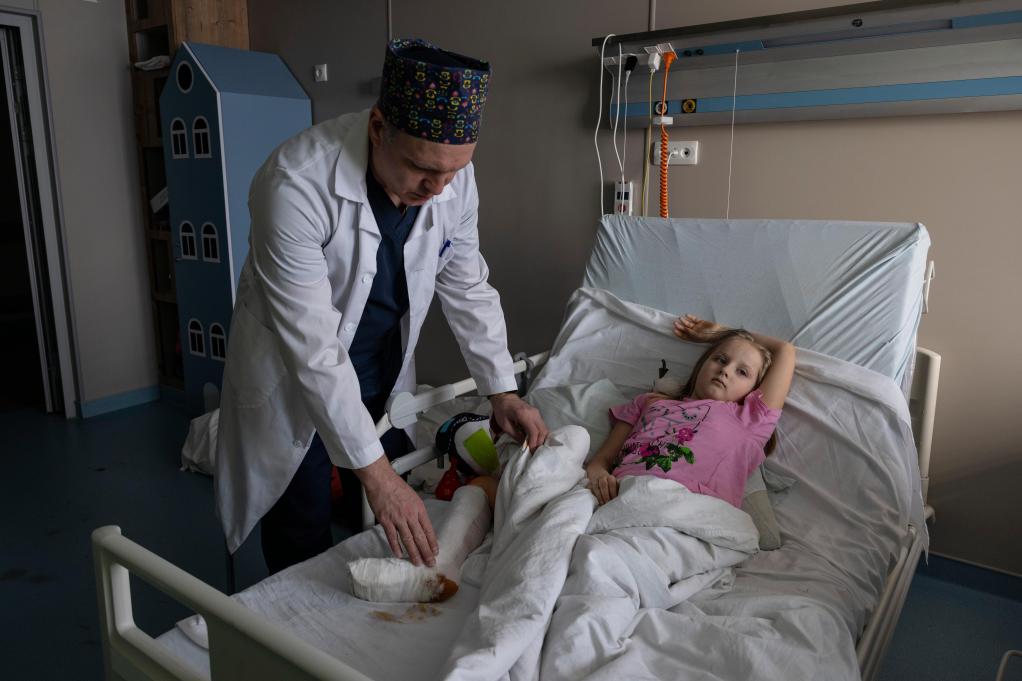 REPORTAZHI I "THE TIMES"/ Fëmijët e plagosur kanë një fytyrë të guximshme në spitalin e Kievit (FOTOT)