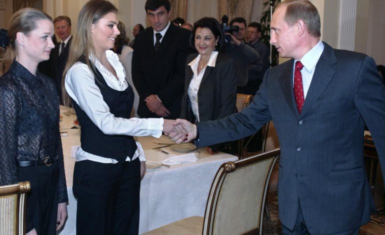 E DASHURA FSHIHET NË ZVICËR/ Mijëra njerëz nënshkruajnë peticionin: “Eva Braun” e Vladimir Putin, Alina Kabaeva “të kthehet te Fyhreri i saj”