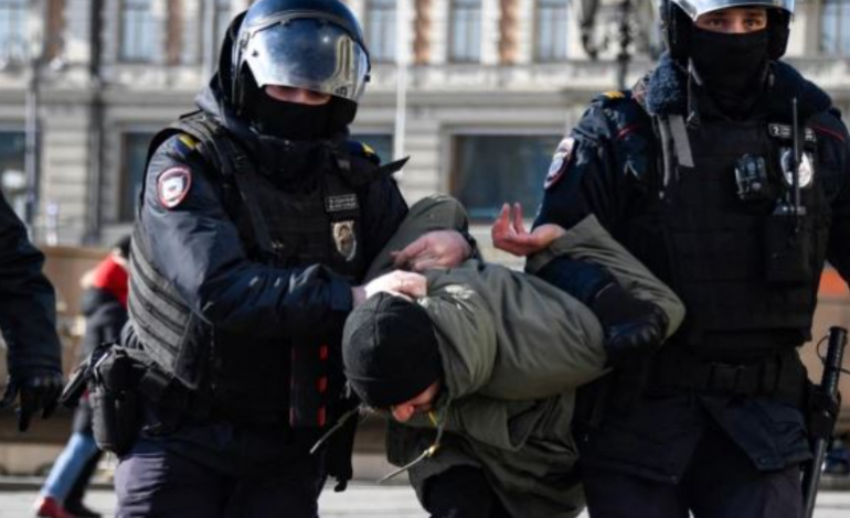 LUFTA/ Protestuan kundër pushtimit të Ukrainës, mes të arrestuarve në Rusi ka edhe gazetarë