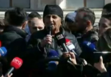 PROTESTA/ Nënë Liza: Kryeministri t’i dalë përballë këtij populli! Rusia po sulmon Ukrainën, por ne na ra shteti jonë