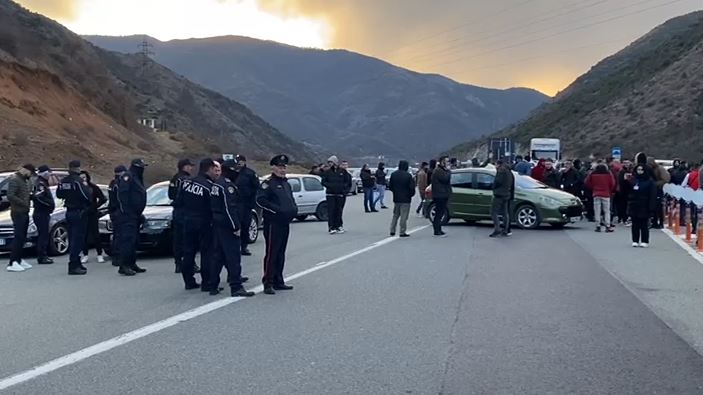 VALË PROTESTASH PËR RRITJEN E ÇMIMIT TË NAFTËS/ Qytetarët bllokojnë Rrugën e Kombit. Ja çfarë po ndodh (VIDEO)