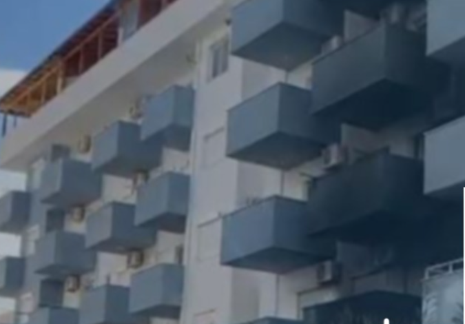 PAMJET/ Përfshihet nga flakët pallati 6 katësh, zjarri depërton në banesa