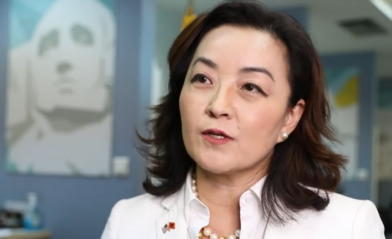 JEP LAJMIN E MIRË PËR SHQIPTARËT/ Ambasadorja Kim: Tani vizat për në SHBA do të jenë 10-vjeçare