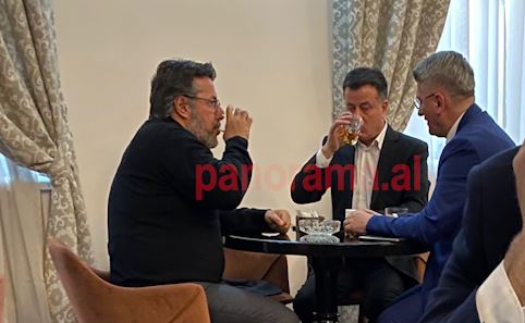 FOTOLAJM/ Dha dorëheqjen nga funksionet e PD-së, Agron Gjekmarkaj i bashkohet grupit të Berishës
