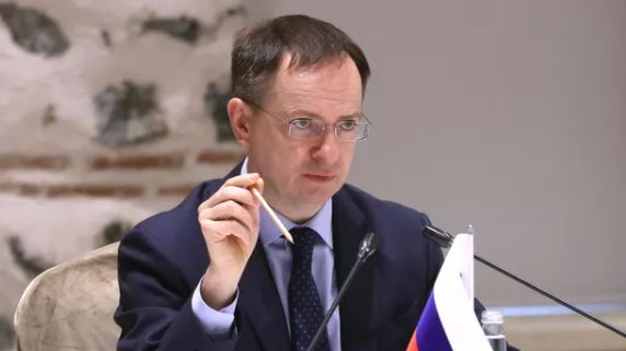 BISEDIMET PER PAQEN/ Kryenegociatori rus zbulon detaje: Të pa lëkundur nga kërkesa për Krimenë dhe...