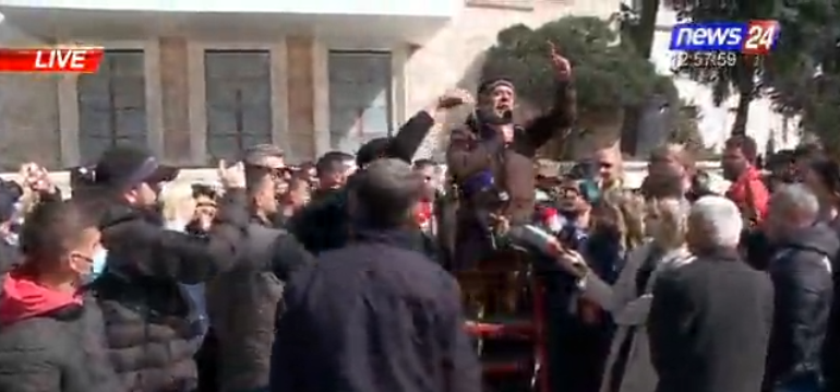 “ME ROLEX NË PROTESTË”/ Qytetari thyen orën false live dhe iu drejtohet deputetëve: Po ju i thyeni dot orët tuaja