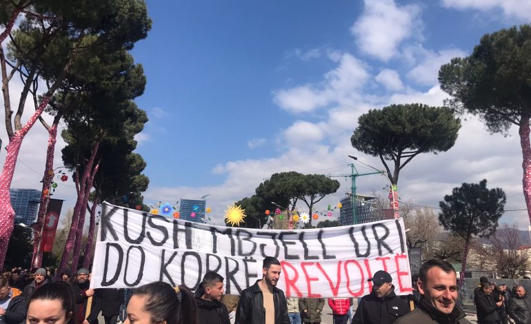 “MJAFT PLAÇKITJES, SHTYPJES, IKJES…”/ PAMJET e pankartave më pikante nga protesta e ditës së sotme