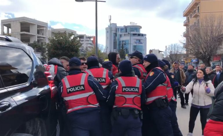PËRPLASJE NË PROTESTËN E KORÇËS/ Qytetarët tentojnë të thyejnë kordonin e policisë, bllokojnë rrugët