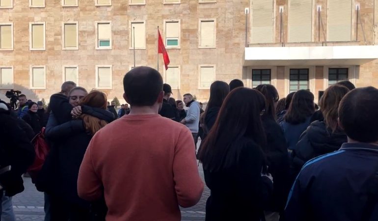 KUNDËR RRITJES SË ÇMIMEVE/ Nis protesta para kryeministrisë