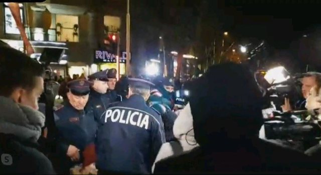 PËRPLASJA/ Policia shoqëron me forcë dy aktiviste që protestonin kundër rritjes së çmimit të naftës