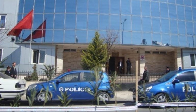 TË TJERA DETAJE NGA ZJARRI NË KOMISARIAT/ 26-vjeçari i shoqëruar 22 herë për 2 muaj po pinte cigare në korridor