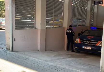 U ARRESTUAN ME ARMË NË BREZ/ Gjykata e Vlorës jep masën e sigurisë për tre të rinjtë. Njëri i përfshirë në vrasje
