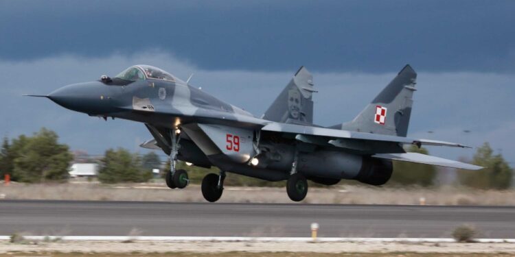 VENDIMI/ Avionët e Polonisë i kalojnë Ukrainës, roli i SHBA-ve dhe reagimi i rusëve