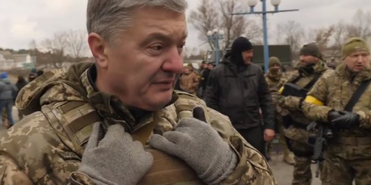 LUFTA/ I armatosur, ish-presidenti I Ukrainës zbret në terren: Mos i besoni Putinit