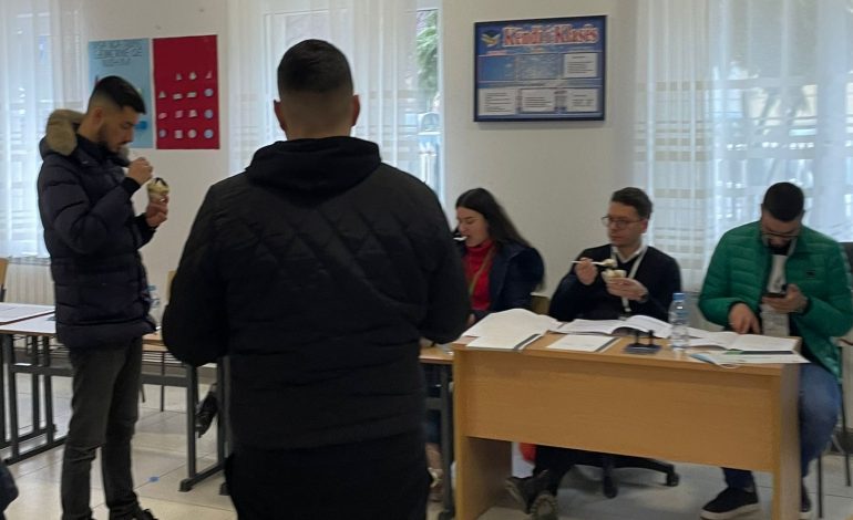 ZGJEDHJET NE DURRES/ Sërish probleme në qendrën ku votoi Emiriana Sako në Durrës, numër shumë i ULET pjesëmarrësish