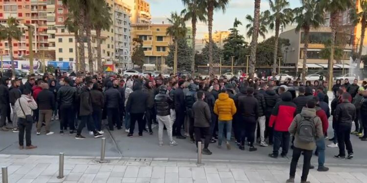 RRITJA E ÇMIMEVE/ Pas Tiranës protestohet edhe në Shkodër, Durrës e Gjirokastër