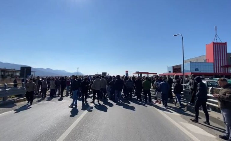 NIS PROTESTA E RRITJES SË ÇMIMEVE/ Qytetarët bllokojnë superstradën Lezhë-Laç