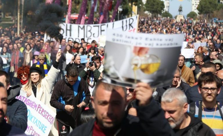 TREGON SKENARIN E PROTESTES/ Qytetari: Ta harrojë Rama se ne do largohemi sot nga sheshi pa marrë…